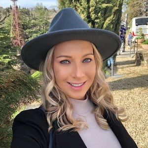 Meet your Posher, Ivona